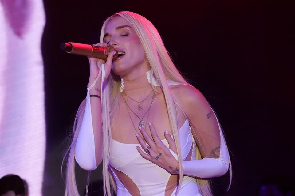 La cantautora Elena Rose abarrotó el Lunario del Auditorio Nacional, donde convocó a fans para cumplir su sueño: un show cargado de energía.