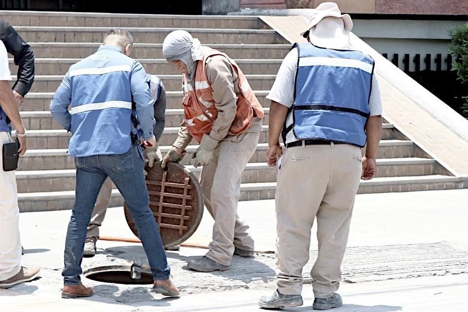 Personal de AyD revisó ayer 12 registros de la red de drenaje que Pyosa reportó como obstruida desde el miércoles 7 de mayo.