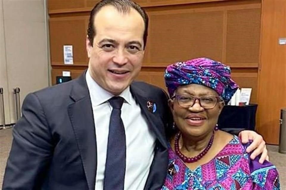 Luis Rosendo Gutiérrez subsecretario de comercio exterior con Ngozi Okonjo-Iweala, directora de la Organización Mundial del Comercio (OMC).