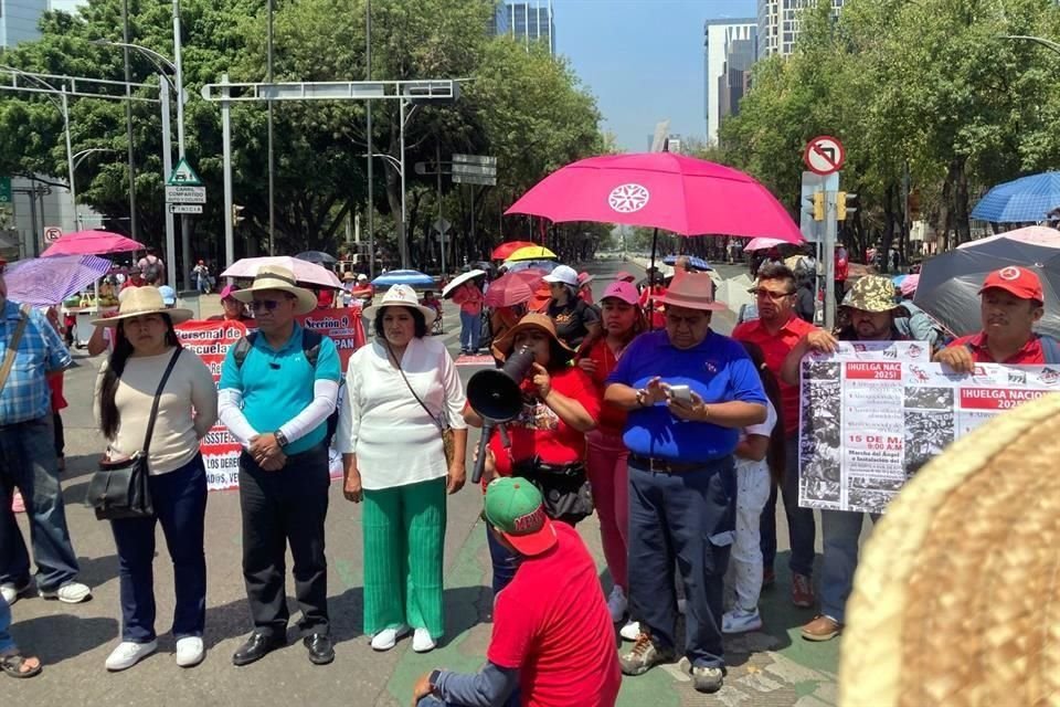 Como parte de sus movilizaciones, maestros bloquean el cruce de Paseo de la Reforma e Insurgentes.