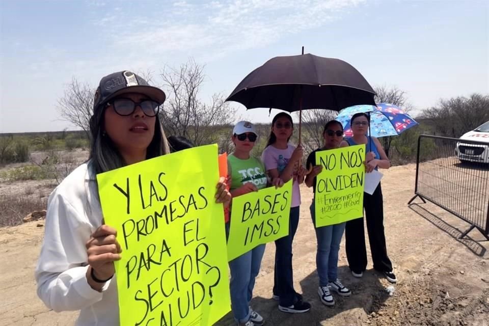 Al lugar también acudió un grupo de trabajadores del Seguro Social que piden que  se les otorgue la base.