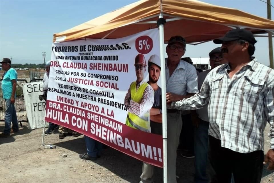 Un grupo de trabajadores de AHMSA acudió a manifestar su apoyo a la Presidenta.