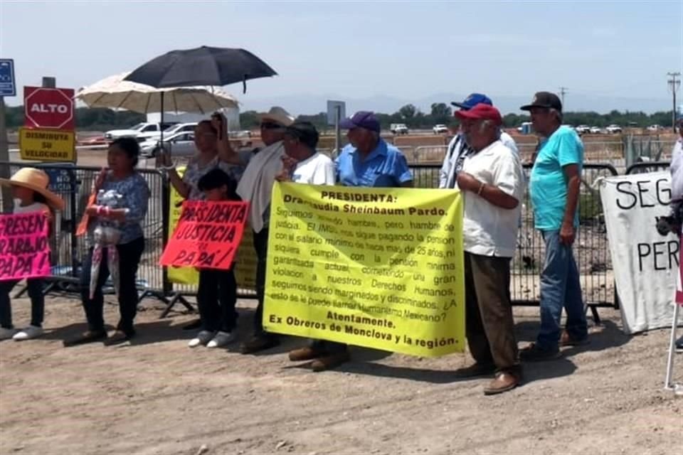 Ex trabajadores de Altos Hornos de México se hicieron presentes para reclamar por lo que consideran pensiones muy bajas.