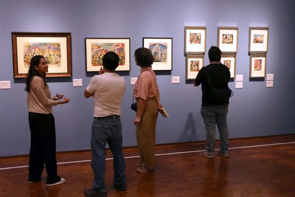 Asistentes a la exposición 'Una mirada sin fronteras', de Miguel Covarrubias, en el Palacio de Iturbide.