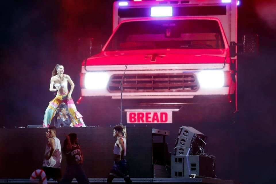 Sofi Tukker interpretó temas de su reciente disco 'Bread'.