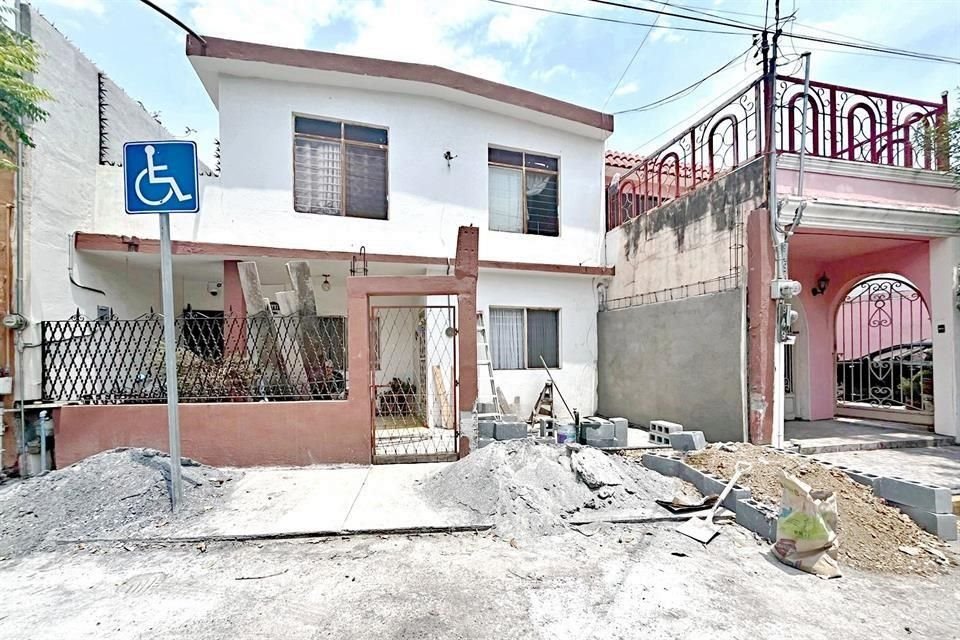 Los habitantes de la Colonia Jardines de La Pastora comenzaron a construir a marcha forzada rampas y cocheras.