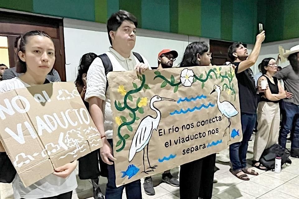 Integrantes de colectivos y asociaciones civiles se manifestaron ayer por el proyecto del viaducto elevado.