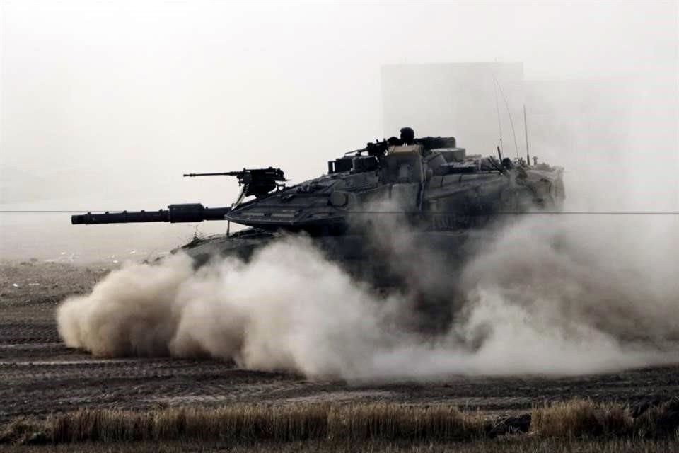 Un tanque israelí avanza en una zona de preparación en el sur de Israel, cerca de la frontera con Gaza.