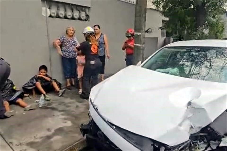 Rescatistas auxiliaron a las 5 personas con golpes leves, quienes no requirieron su traslado a un hospital.