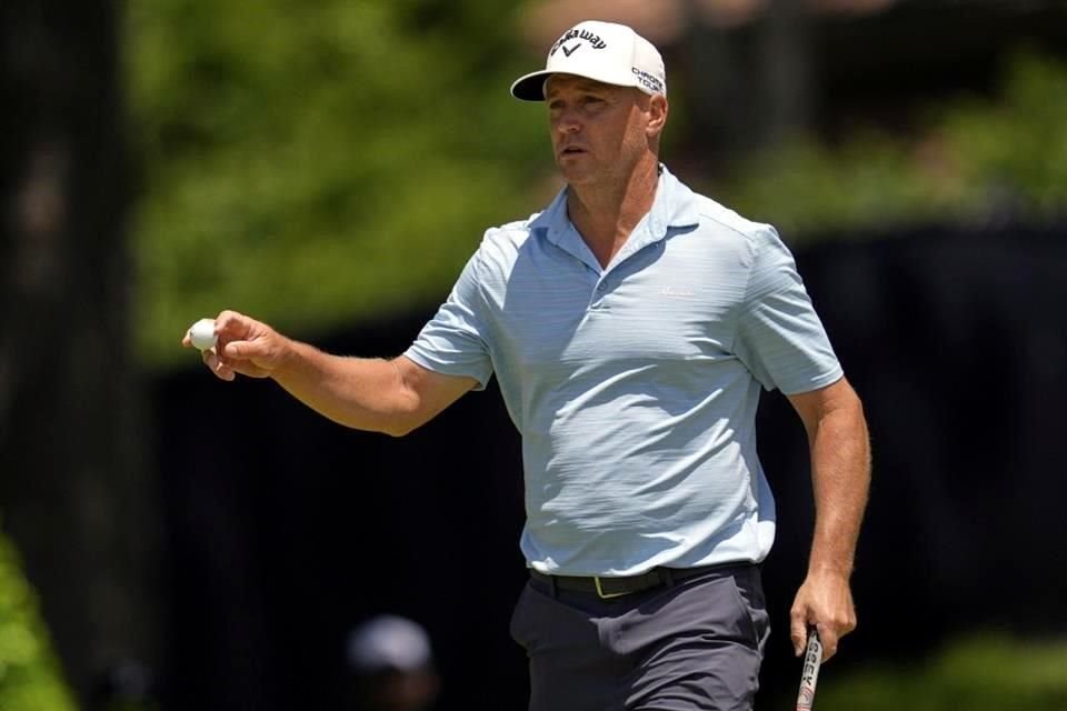 El sueco Alex Noren subió 15 puestos en la tercera ronda para estar tres golpes por detrás de Scottie Scheffler en el PGA Championship.