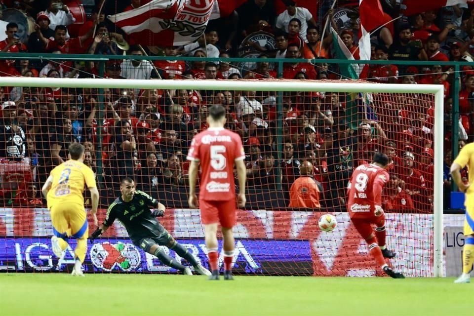 The moment Alexis Vega tricks Nahuel Guzmán to score Toluca's penalty.
