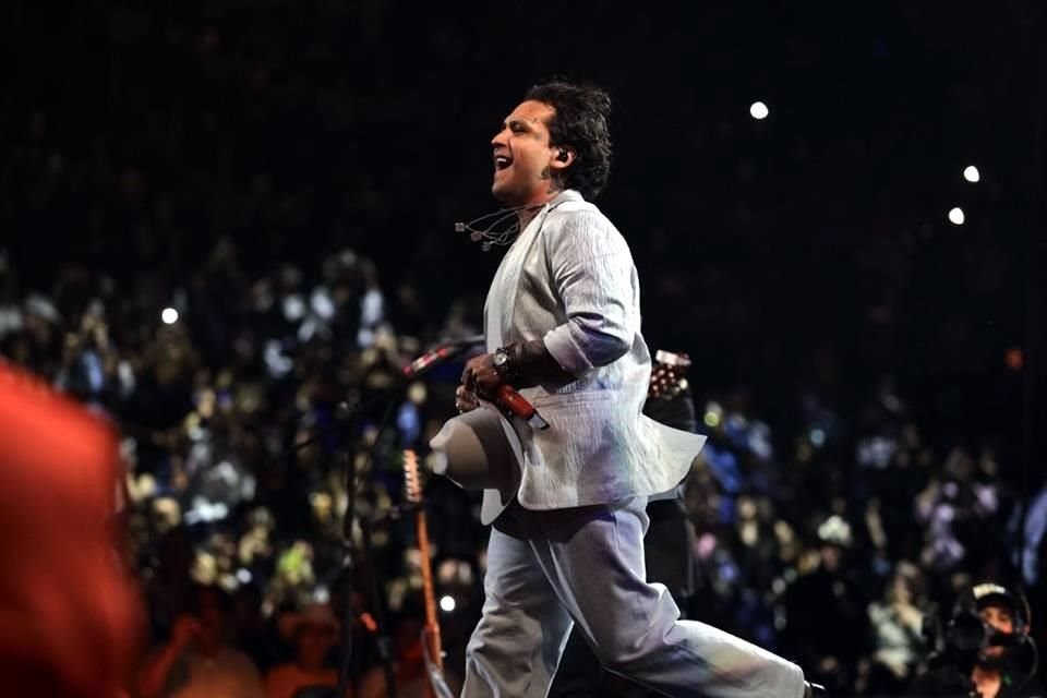 Paquerador, grande dançarino e constantemente proclamando seu amor pelo povo de Monterrey, Nodal soube conquistar o público desde o momento em que apresentou sua primeira música: 