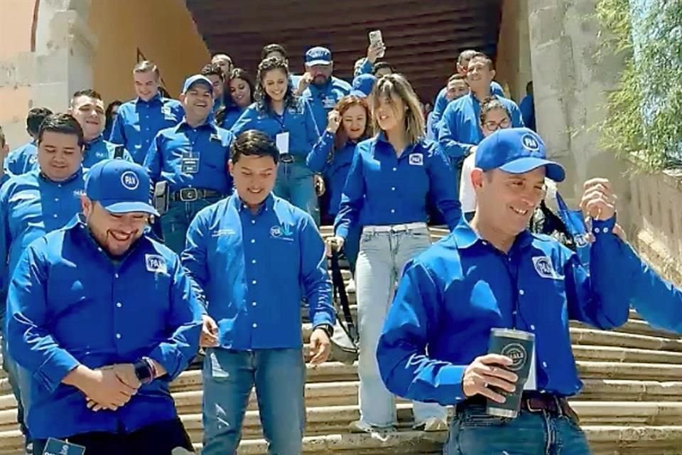 Tras una reunión el viernes el Durango, panistas de Nuevo León corearon 'Chale, Gobernador', en referencia al Diputado local Carlos de la Fuente.