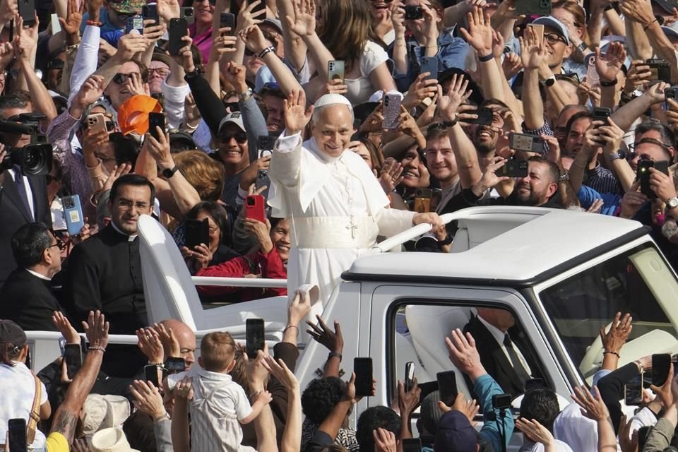 El Papa León XIV pasa en su papamóvil por la plaza de San Pedro del Vaticano antes de la misa de inicio de su pontificado, el domingo 18 de mayo de 2025.