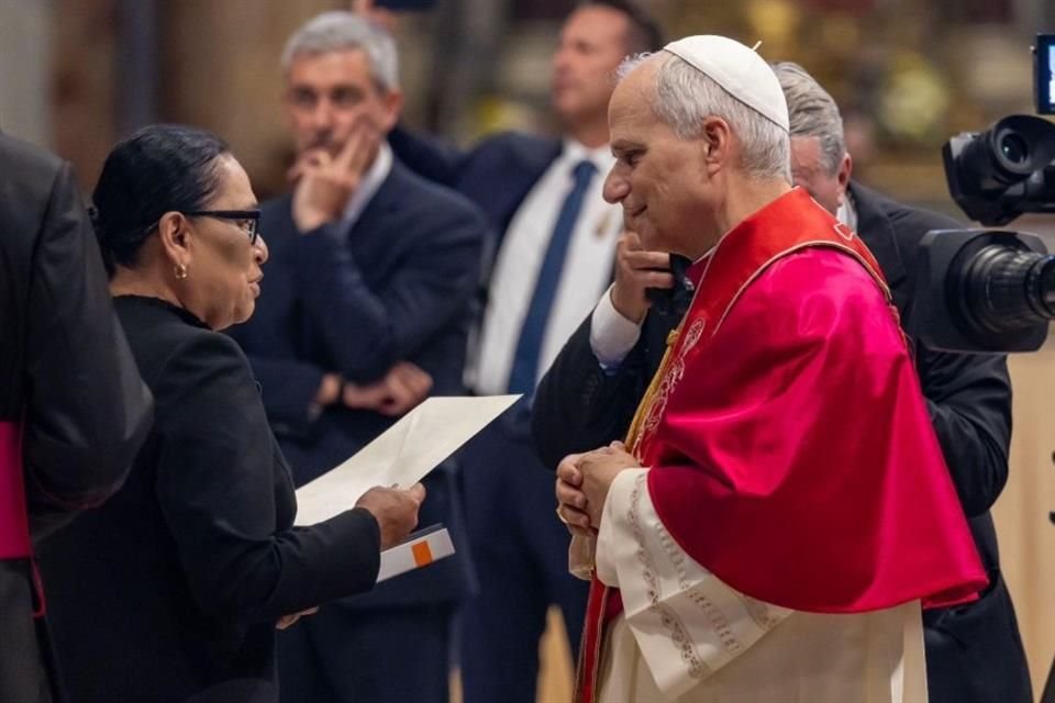 Además de la carta invitación, la titular de Segob, Rosa Icela Rodríguez, le entregó una imagen de la Vírgen de Guadalupe al Papa León XIV.