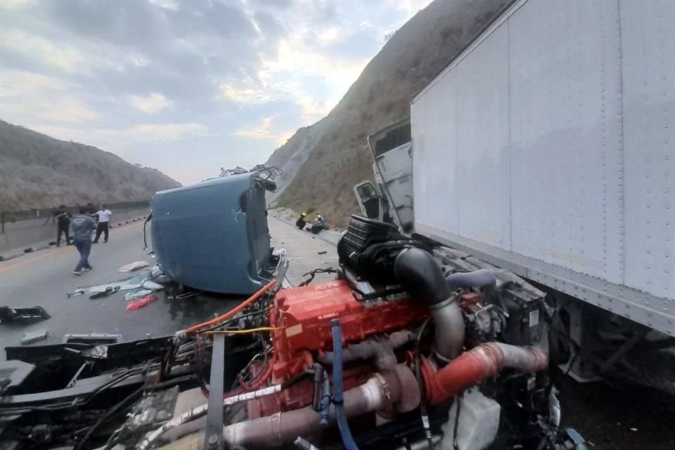 El accidente fue reportado alrededor de las 9:00 horas en el kilómetro 68 de la autopista.