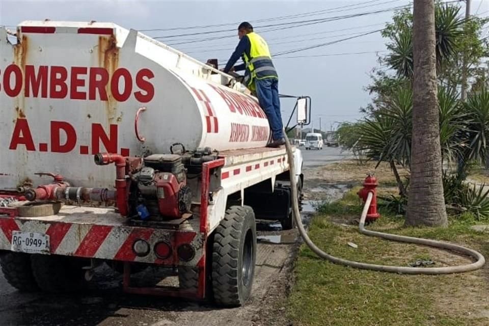 En unas imágenes aparecen personas usando el uniforme de bomberos y llenando los tanques de las unidades de emergencia del Aeropuerto del Norte.
