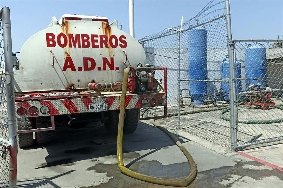 En unas imágenes aparecen personas usando el uniforme de bomberos y llenando los tanques de las unidades de emergencia del Aeropuerto del Norte.