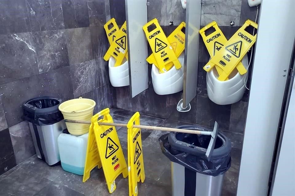Usuarios y trabajadores expusieron las malas condiciones en que se encuentran los sanitarios.