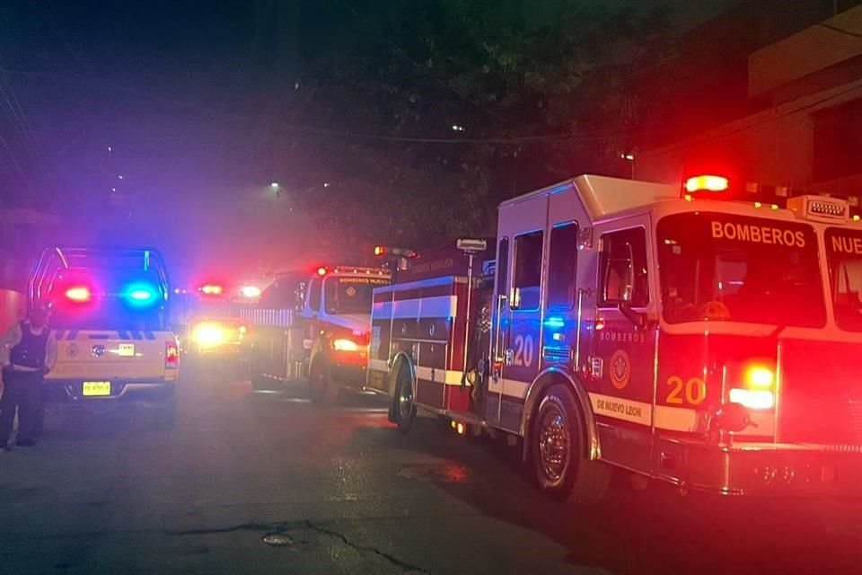 Tres unidades de Bomberos, dos de Protección Civil y dos más de la Policía de Monterrey llegaron a la esquina de Colón y Zavala atendiendo un llamado.