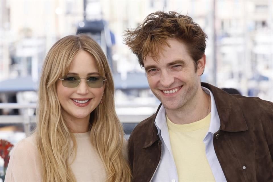 Lawrence interpreta a una madre que se hunde en la locura ante los ojos de su pareja, interpretada por el británico Robert Pattinson.