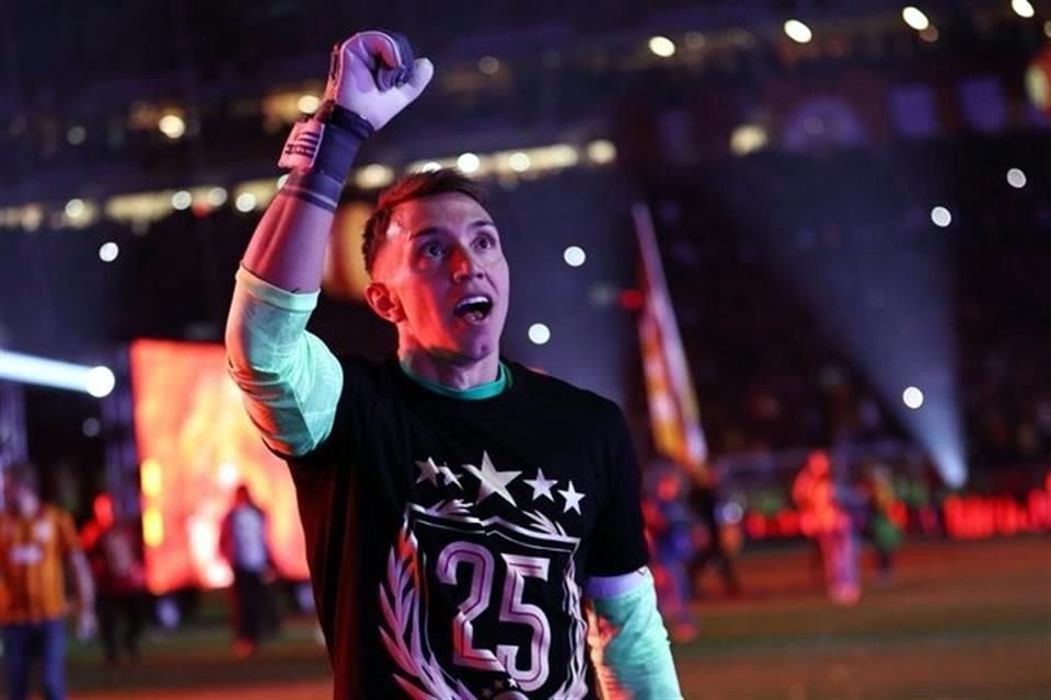El portero uruguayo Fernando Muslera festeja el título número 25 de liga del Galatasaray.
