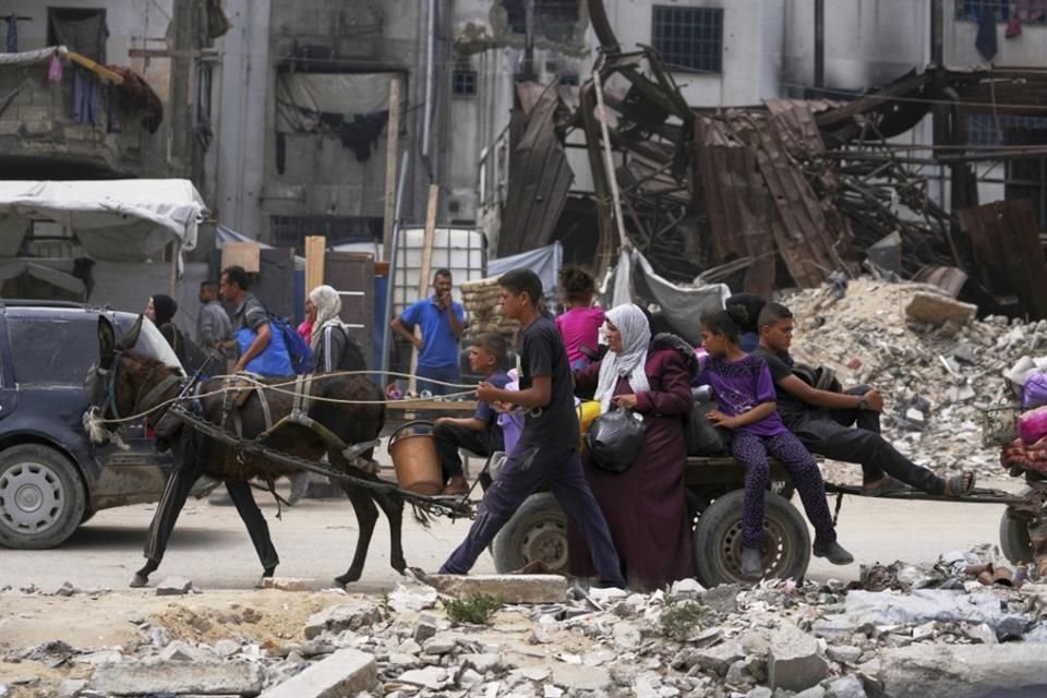 Palestinos desplazados huyen de Beit Lahia, el 18 de mayo del 2025.