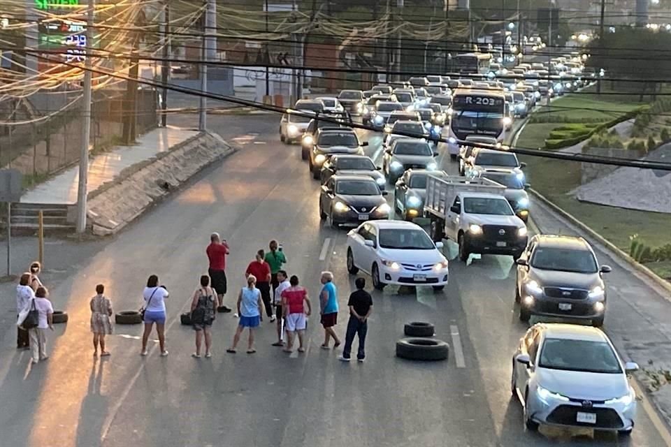 Vecinos de la Colonia Laderas del Mirador bloquean la Avenida Lázaro Cárdenas para exigir a CFE restablecer el servicio de electricidad.