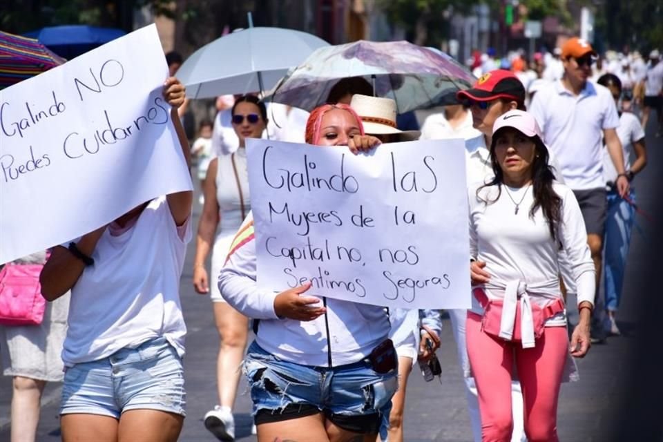 En una marcha contra la inseguridad en la capital de San Luis Potosí, mujeres demandaron garantizar la vigilancia en las calles para evitar asaltos y delitos.