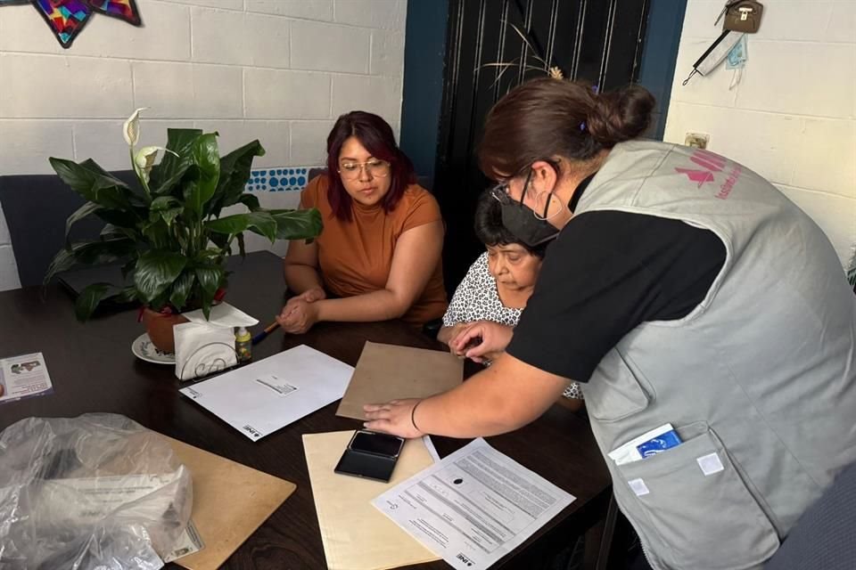 A DOMICILIO. La votación anticipada inició el 12 y concluirá el 21 de mayo. Para los funcionarios del INE y del IECM, la experiencia es muy gratificante.