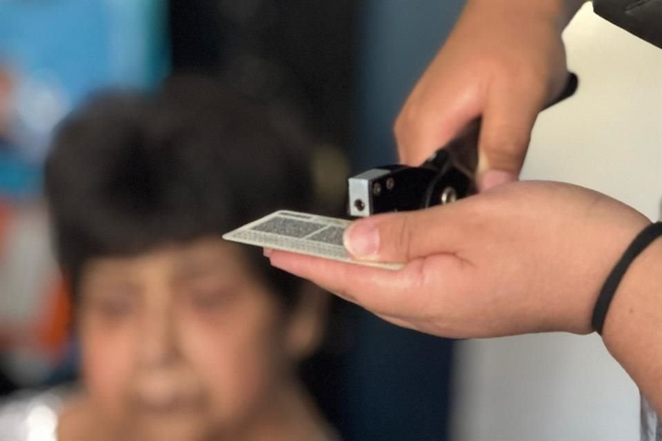 Funcionarios del INE y el IECM asistieron a la adulta  mayor en su domicilio.