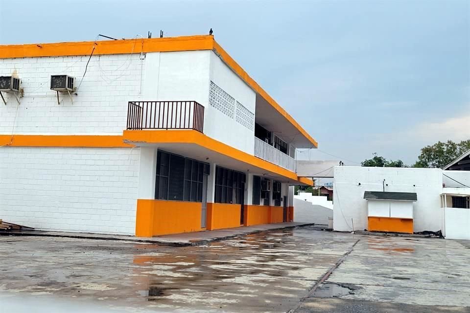  Varios planteles que han sido intervenidos por el ICIFED fueron pintados de naranja, como la Primaria Dos Ejidos ubicada en Monterrey.