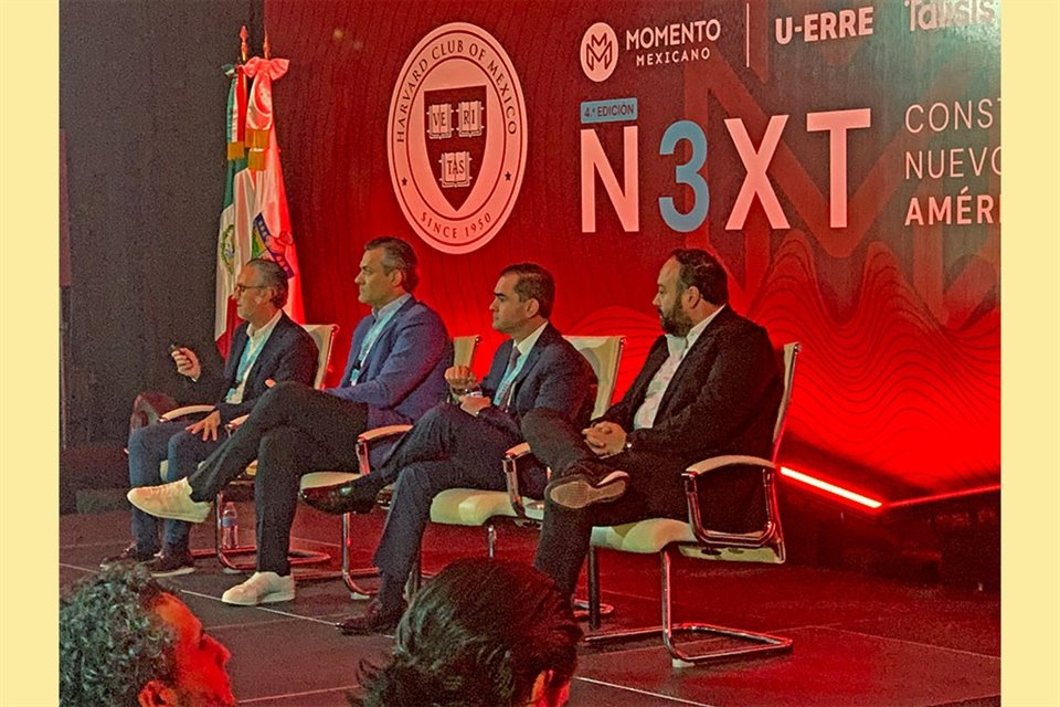 Antonio Martínez (izq. a der.), fundador de Formeta; Juan Carlos Martín, director de Grupo Innova; Luis Eduardo Olivares, Secretario de Desarollo Económico de Coahuila, y Emmanuel Loo, Encargado de la Oficina de la Secretaría de Economía de NL.