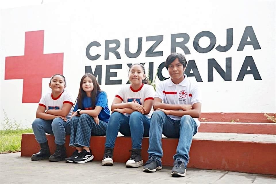 En los cursos y campamentos de la Cruz Roja, los niños aprenden de primeros auxilios.