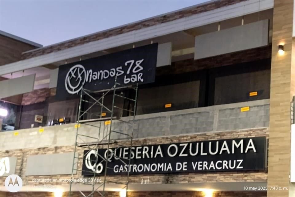 El operativo municipal se registró ayer por la tarde en el bar ubicado dentro de la Plaza Citadina, ubicada en la Avenida Raúl Salinas, en la Colonia Hacienda del Topo.