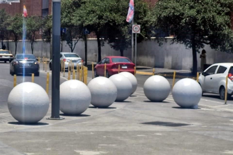 La estructura, que se ubica por la calle Zuazua, bajando el paso vial del Multimodal y frente al Palacio de Cristal, duró cerca de dos semanas dañada.