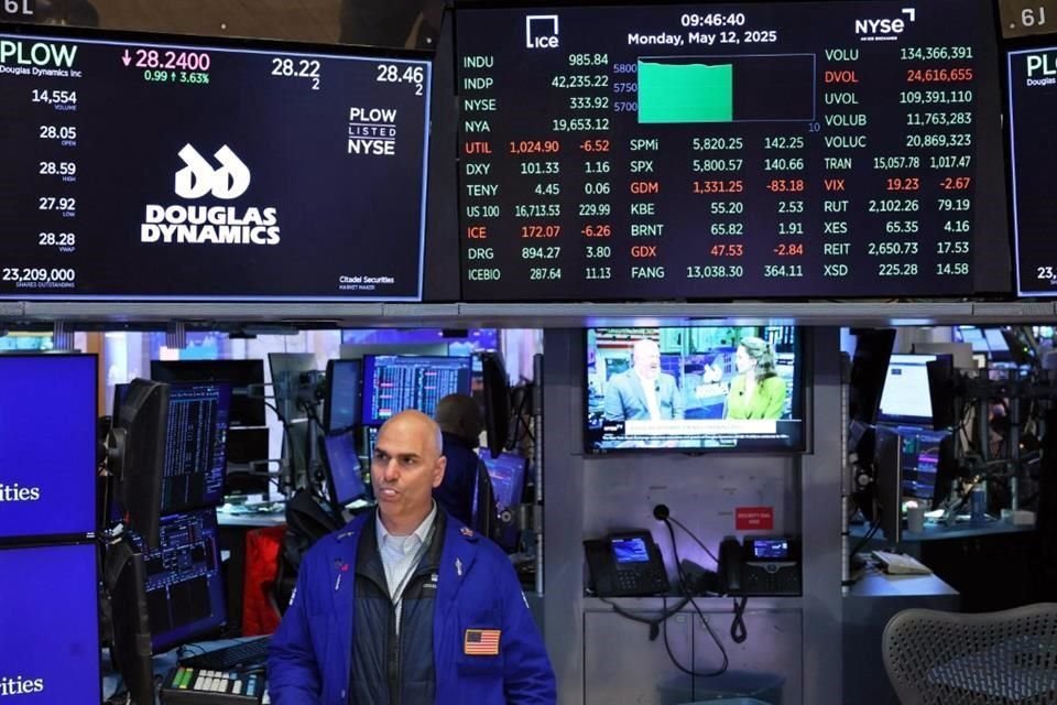 El ánimo del mercado se vio afectado por la rebaja de la calificación crediticia de Estados Unidos por parte de Moody's el pasado viernes.