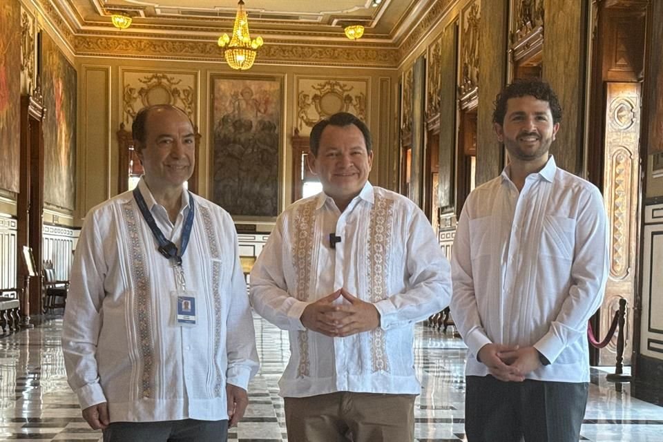 Gobernador de Yucatán, Joaquín Jesús Díaz y  Javier Treviño Cantú vicepresidente senior de asuntos corporativos de Walmart México y Centroamérica.