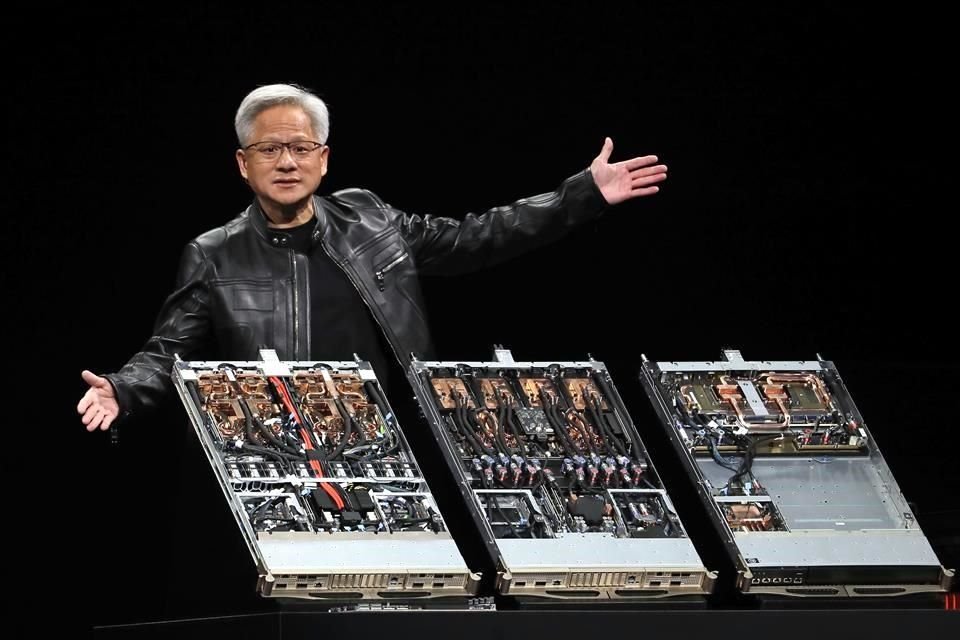 El presidente y director ejecutivo de Nvidia, Jensen Huang, pronuncia un discurso durante la exposición Computex 2025 en Taipéi, Taiwán.