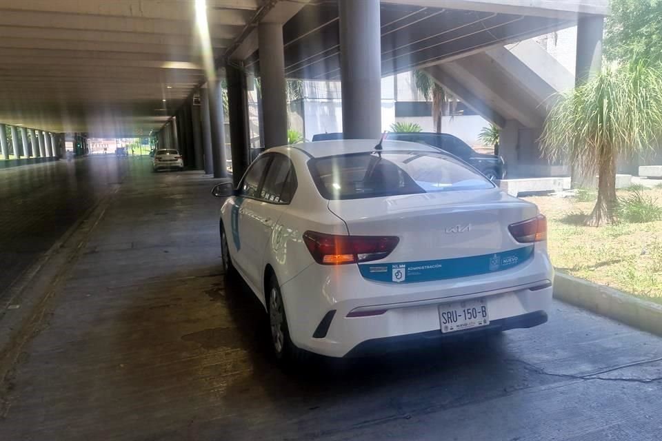 Un chofer de la unidad dijo que ellos podían estacionarse allí, porque traía al secretario y que lo estaba esperando.