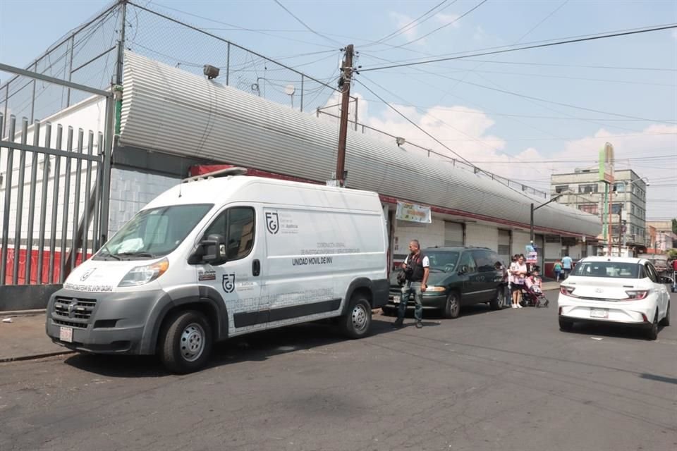 Peritos de la Fiscalía General de Justicia de la Ciudad de México acudieron al sitio para recoger los indicios y levantar el cuerpo de la víctima.