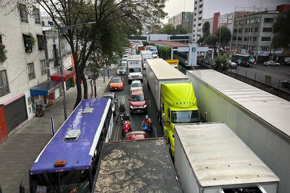 El bloqueo generó caos vial en Calzada de Tlalpan y otras vialidades.