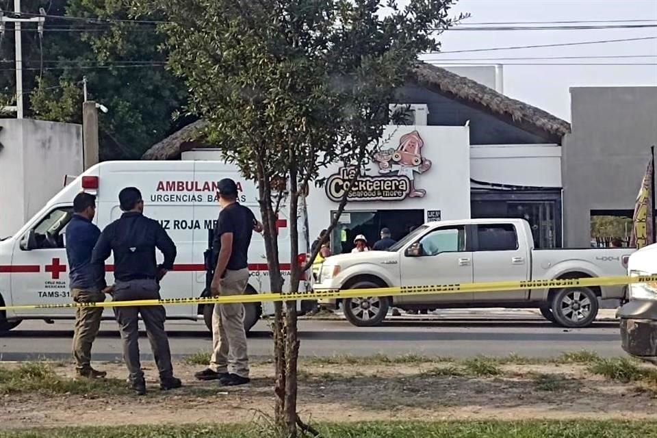 Autoridades acordonaron una zona afuera de un restaurante afuera de una de las principales avenidas de la capital tamaulipeca.