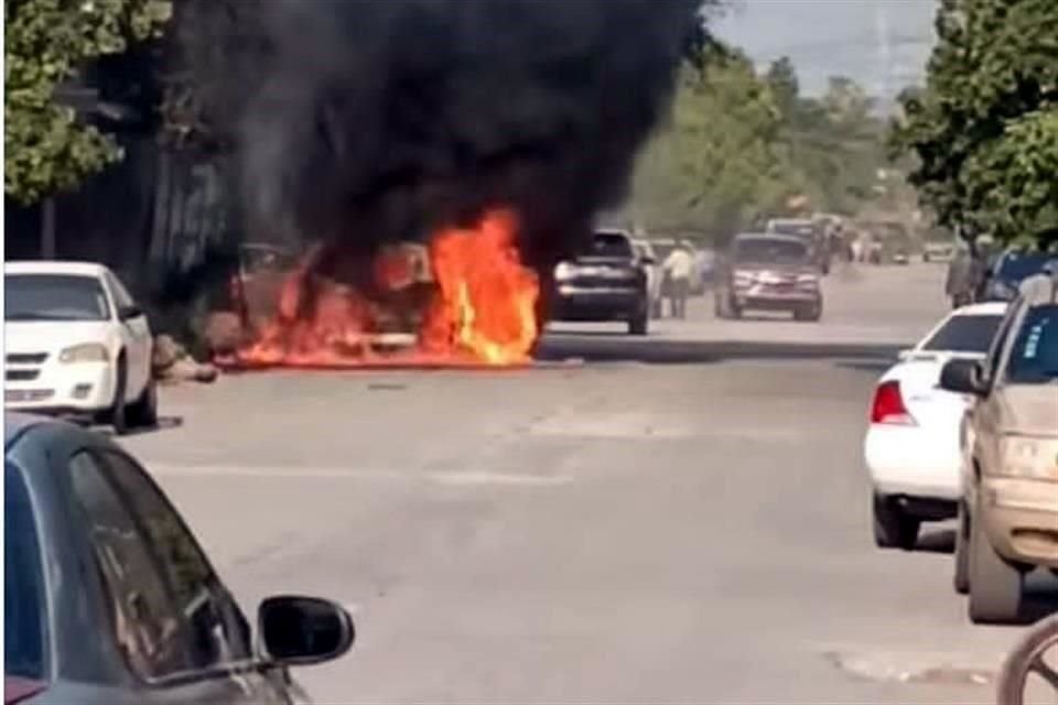 Un auto fue incendiado durante los enfrentamientos.