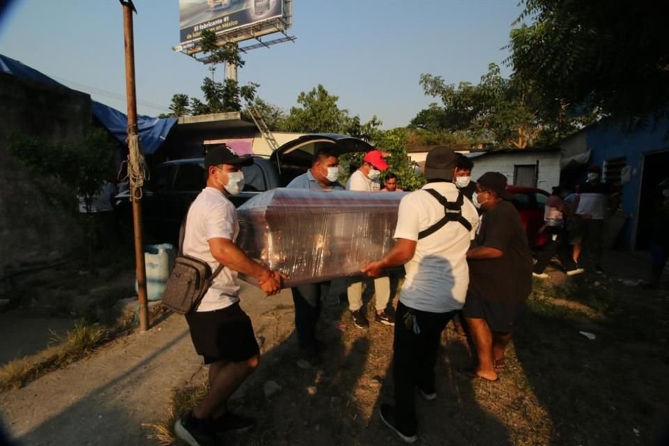 Los mecánicos y el adolescente fueron encontrados en un sembradío de caña en el poblado C-14 y, tras confirmar sus identidades este lunes, las autoridades entregaron los cuerpos a sus familiares.