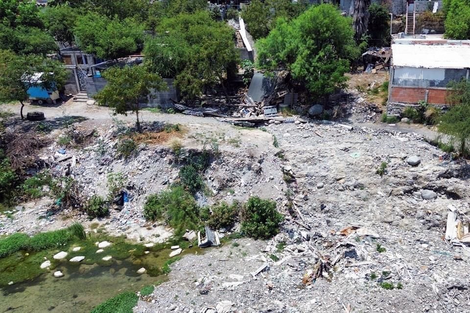 Una cascada formada en el Río Santa Catarina tras la tormenta 'Alberto' desaparece, vislumbrando la poca caída de agua al cauce actualmente.