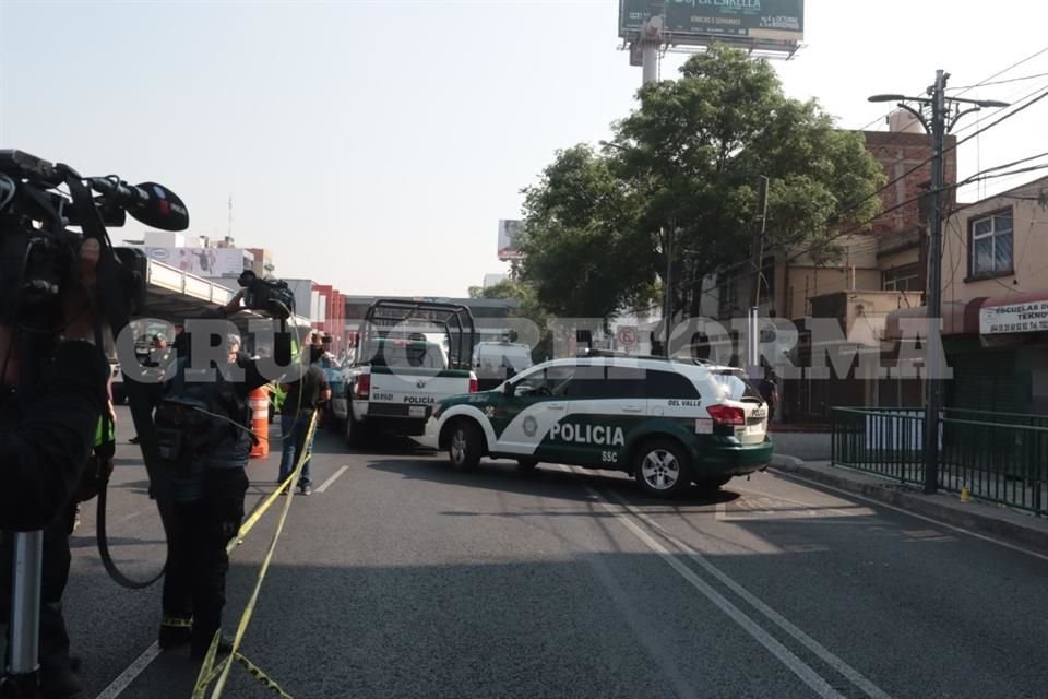 Una de las víctimas quedó sobre la banqueta, cerca de un paso subterráneo de la Calzada.