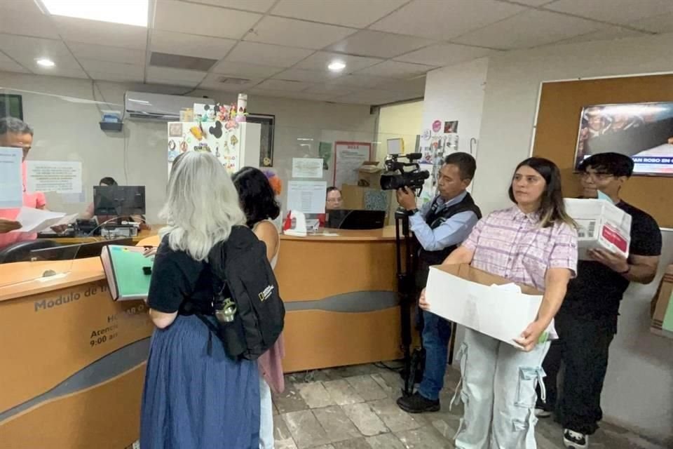 Lo colectivos entregaron a la Semarnat 5 mil 42 firmas contra el Viaducto Elevado de Cuota sobre Morones Prieto.
