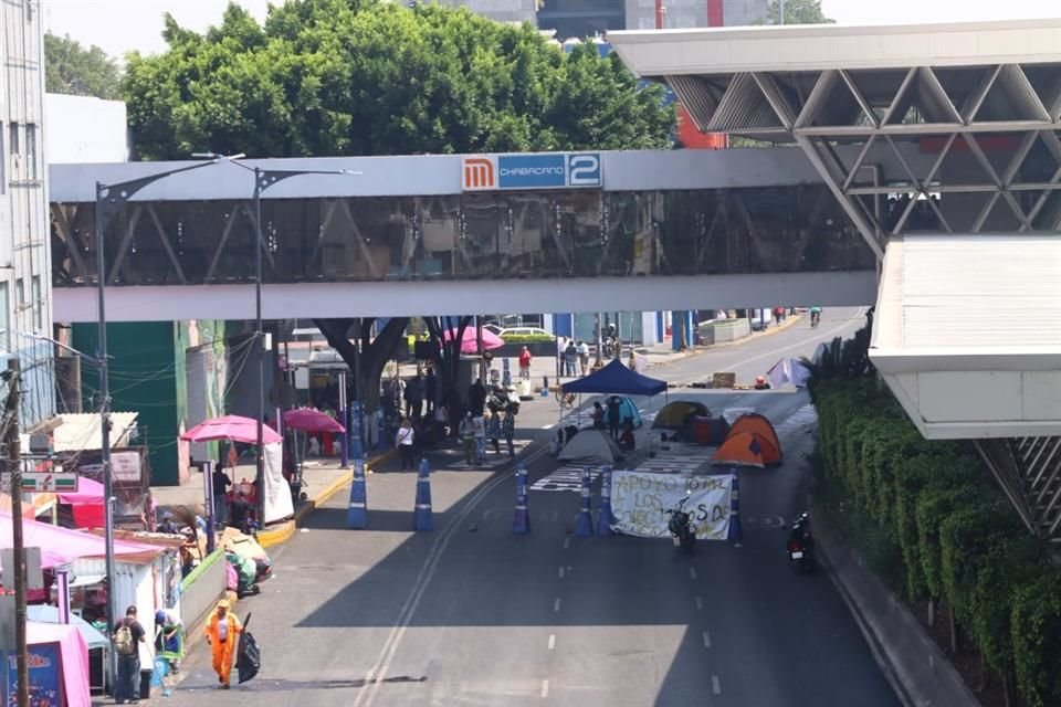 Las casas de campaña permanecen sobre la Calzada San Antonio Abad y se mantiene el cierre de las calles aledañas en dirección al sur.