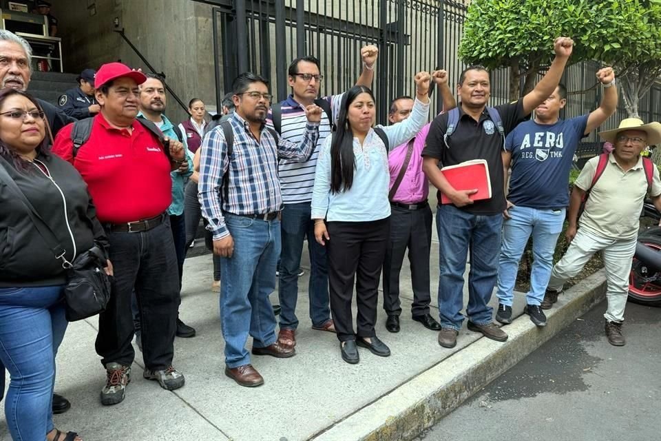 La CNTE exige que los docentes se jubilen con el 100 por ciento de su salario.